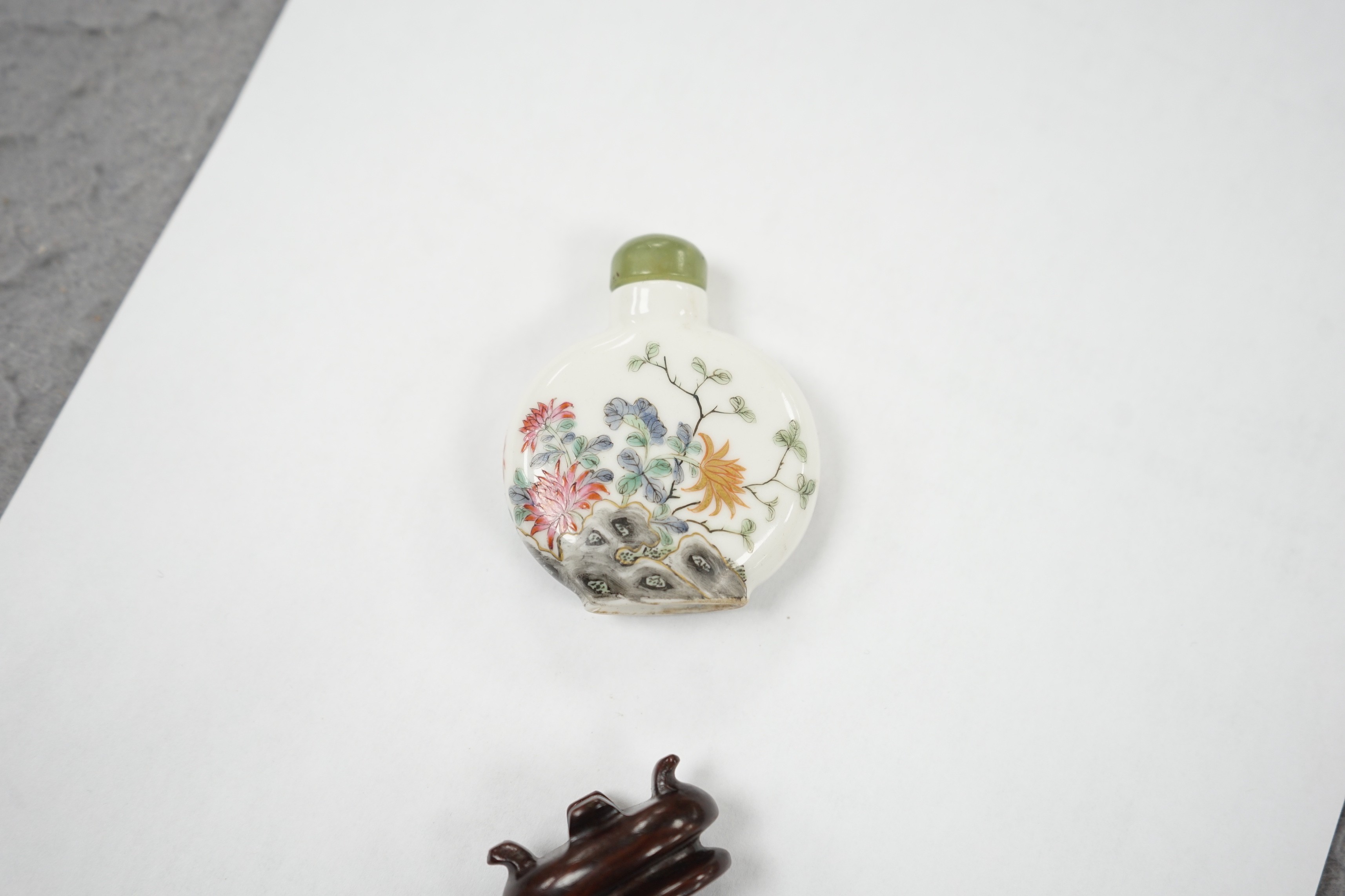 A Chinese famille rose snuff bottle, decorated with birds and rockwork, three character mark, 5cm